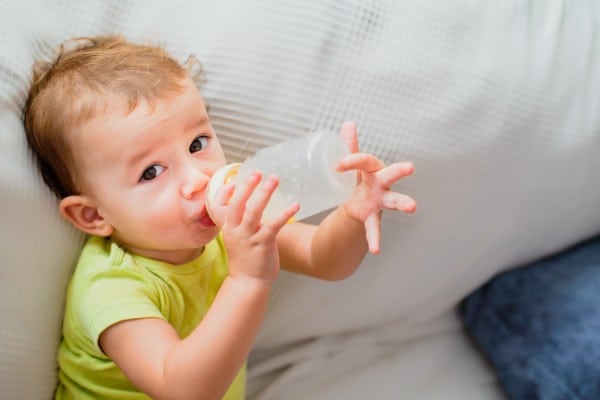 bébé avec son biberon