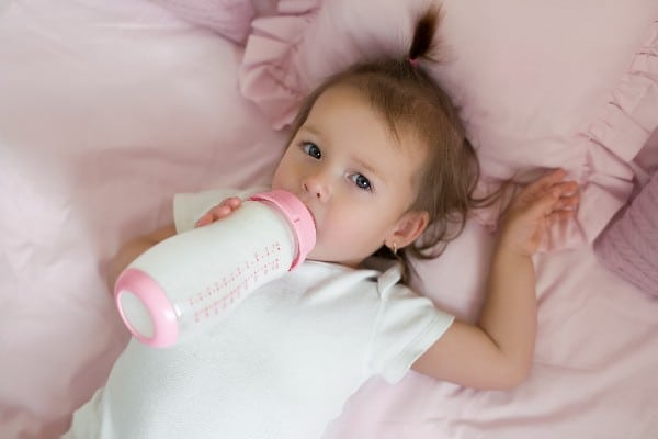 bébé boit son lait