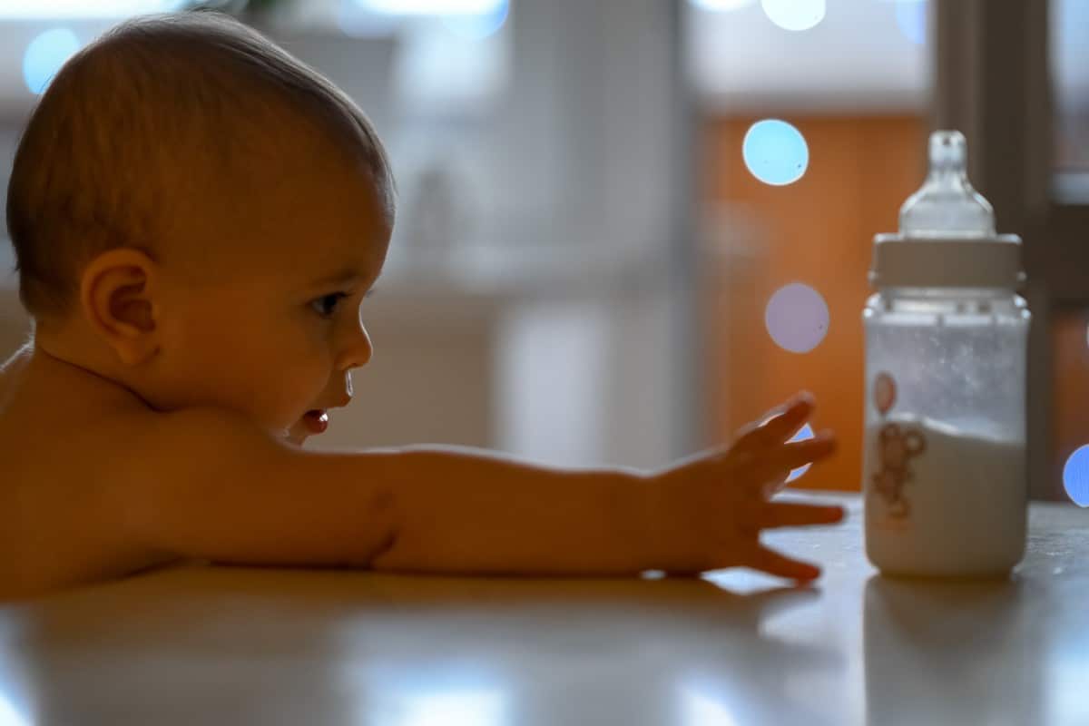 bébé prend un biberon