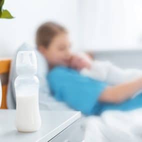 Biberon en verre ou en plastique : quel matériau choisir pour votre bébé ? 24 biberon avec du lait