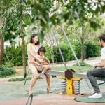 Fabriquer une balançoire à bascule en toute simplicité 27 famille sur une balançoire