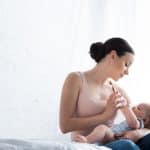 Allaitement ou biberon : quelle option choisir pour nourrir le bébé ? 29 femme nourrissant son fils