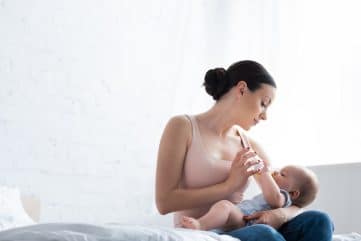 Allaitement ou biberon : quelle option choisir pour nourrir le bébé ? 28 femme nourrissant son fils