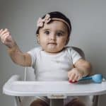 Gourmette de bébé fille : comment faire le bon choix ? 28 bébé assise dans une chaise