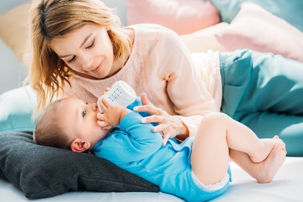 maman nourrissant sont bébé