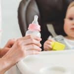 Nombre de biberons à acheter : conseils et astuces pour les nouveaux parents 28 maman tenant un biberon