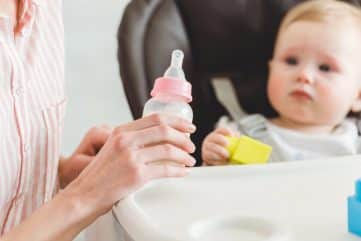 Nombre de biberons à acheter : conseils et astuces pour les nouveaux parents 22 maman tenant un biberon