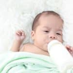 Choisir un biberon quand on allaite : ce qui convient à votre bébé 27 nouveau-nés sucent le lait au biberon