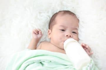 Choisir un biberon quand on allaite : ce qui convient à votre bébé 20 nouveau-nés sucent le lait au biberon
