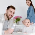 Conseils pour passer du sein au biberon : astuces pour maman et bébé 27 père nourrissant son fils