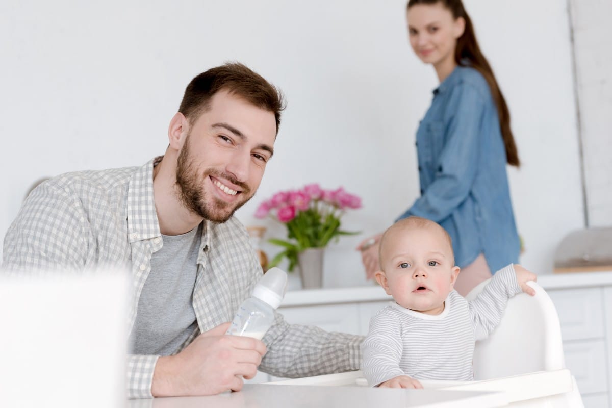 père nourrissant son fils
