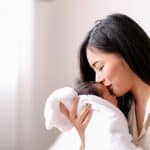 Comment transporter bébé à la sortie de la maternité : astuces et conseils 29 une mère avec son bébé