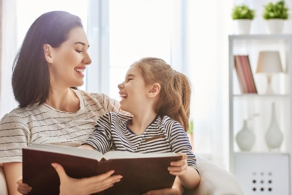 maman et enfant lisant un livre