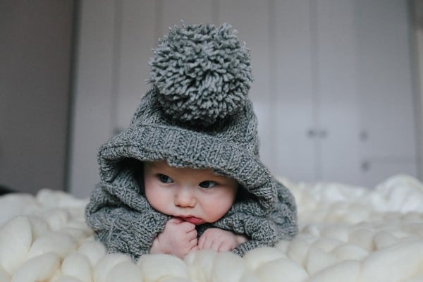 bébé en tricot