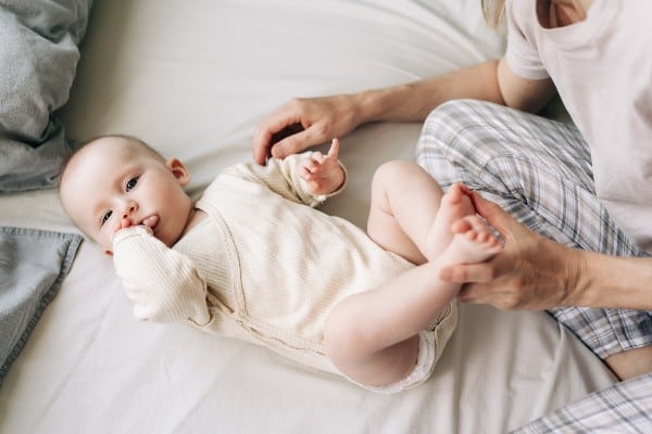 bébé qui suce sont pouce