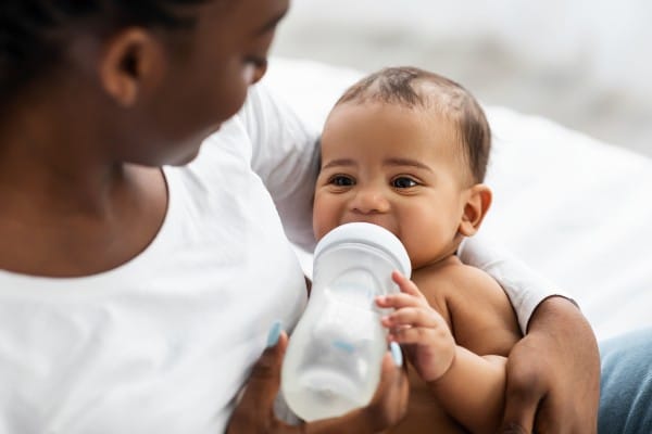 nourrir son bébé au biberon