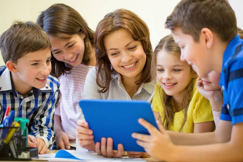 enfants sur la tablette