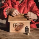 Tirelire en bois personnalisée : apprendre l'épargne en beauté 33 enfant qui a fabrique sa tirelire en bois