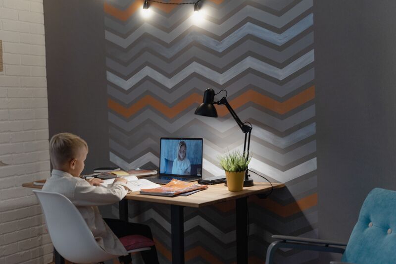 Quel éclairage pour favoriser l'apprentissage dans la chambre d’un enfant ? 25 enfant et ecran
